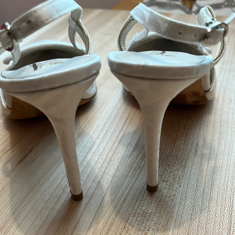 New Something Blue Halen Heels size 10 BUT